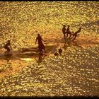 Spielende Kinder im Mekong in Südlaos