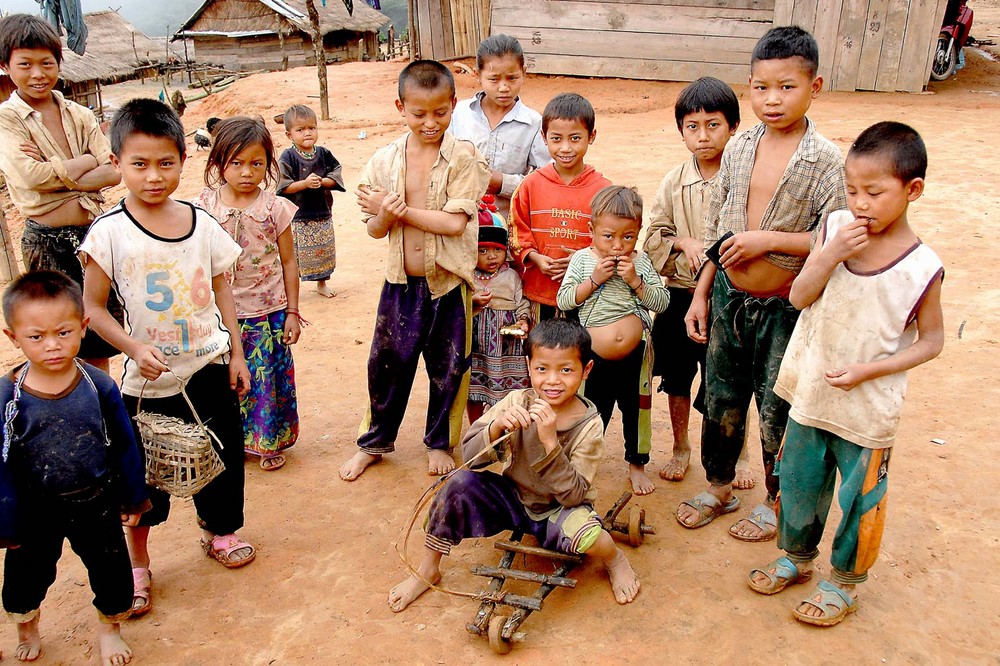 spielende Kinder im Norden von Laos ( Phonsali )