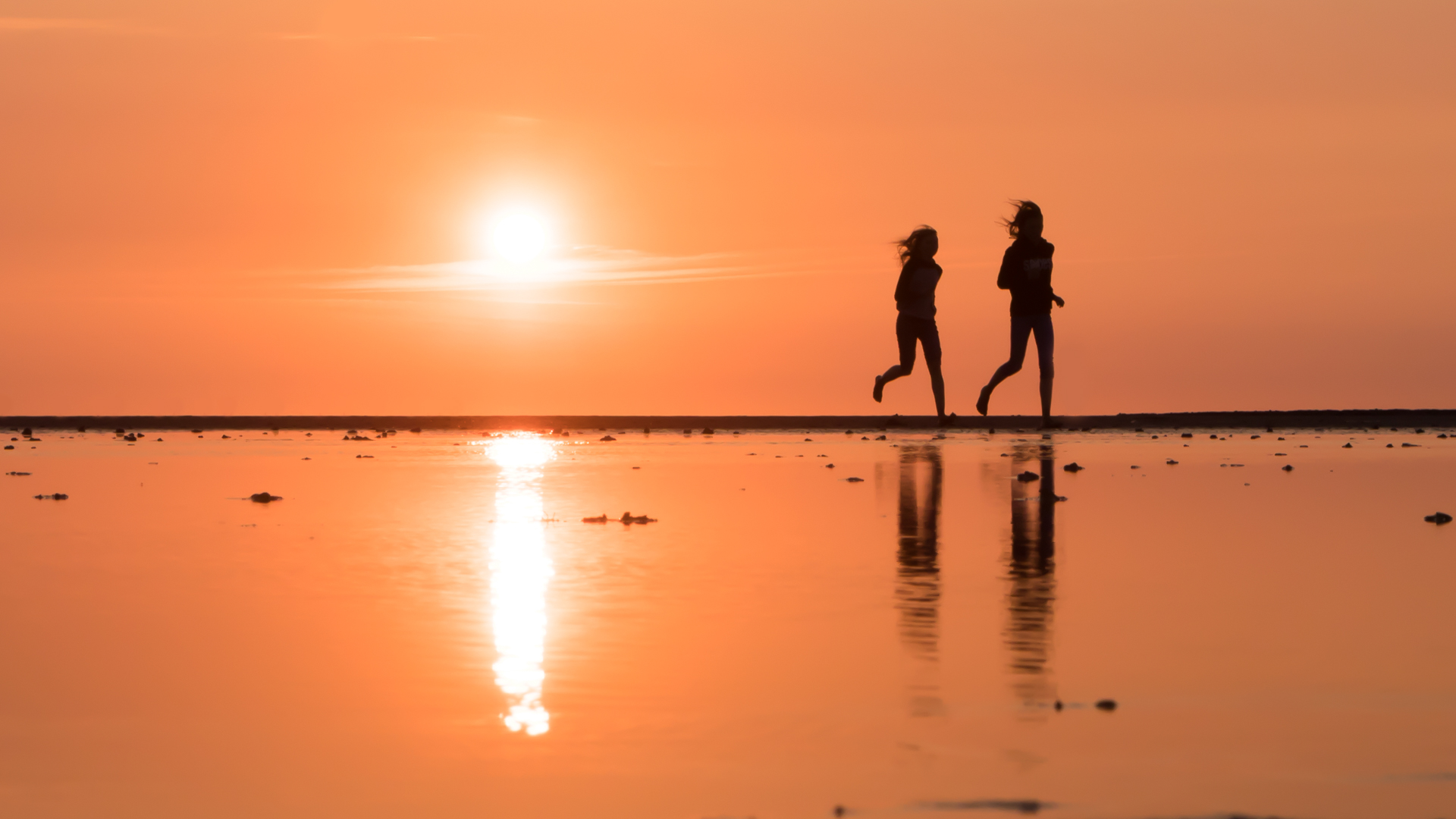 Spielende Kinder im Sonnenuntergang 