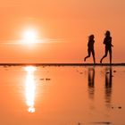 Spielende Kinder im Sonnenuntergang 