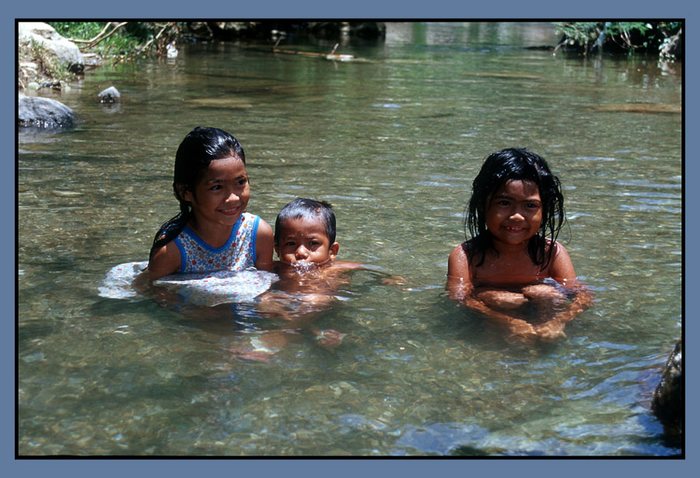 Spielende Kinder im Wasser