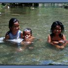 Spielende Kinder im Wasser