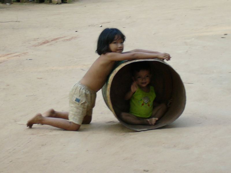 Spielende Kinder in Cambodscha