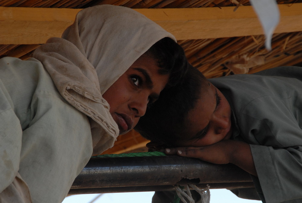 Spielende Kinder in der Ostwüste von Ägypten