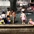 Spielende Kinder in einem Brunnen In Frankfurt