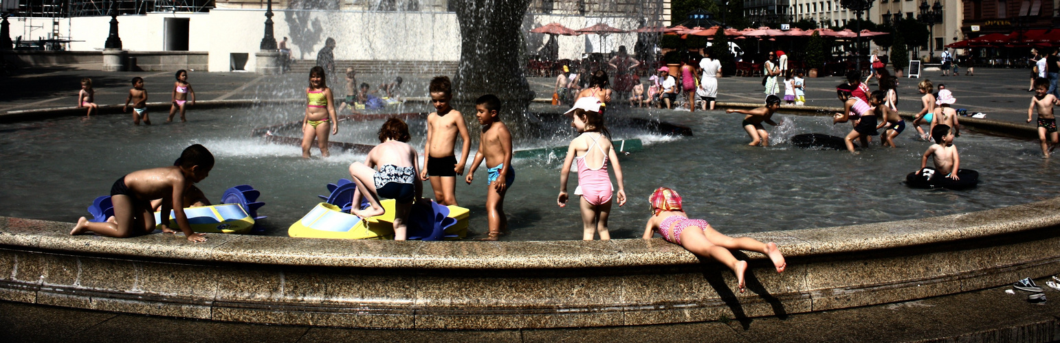 Spielende Kinder in einem Brunnen In Frankfurt