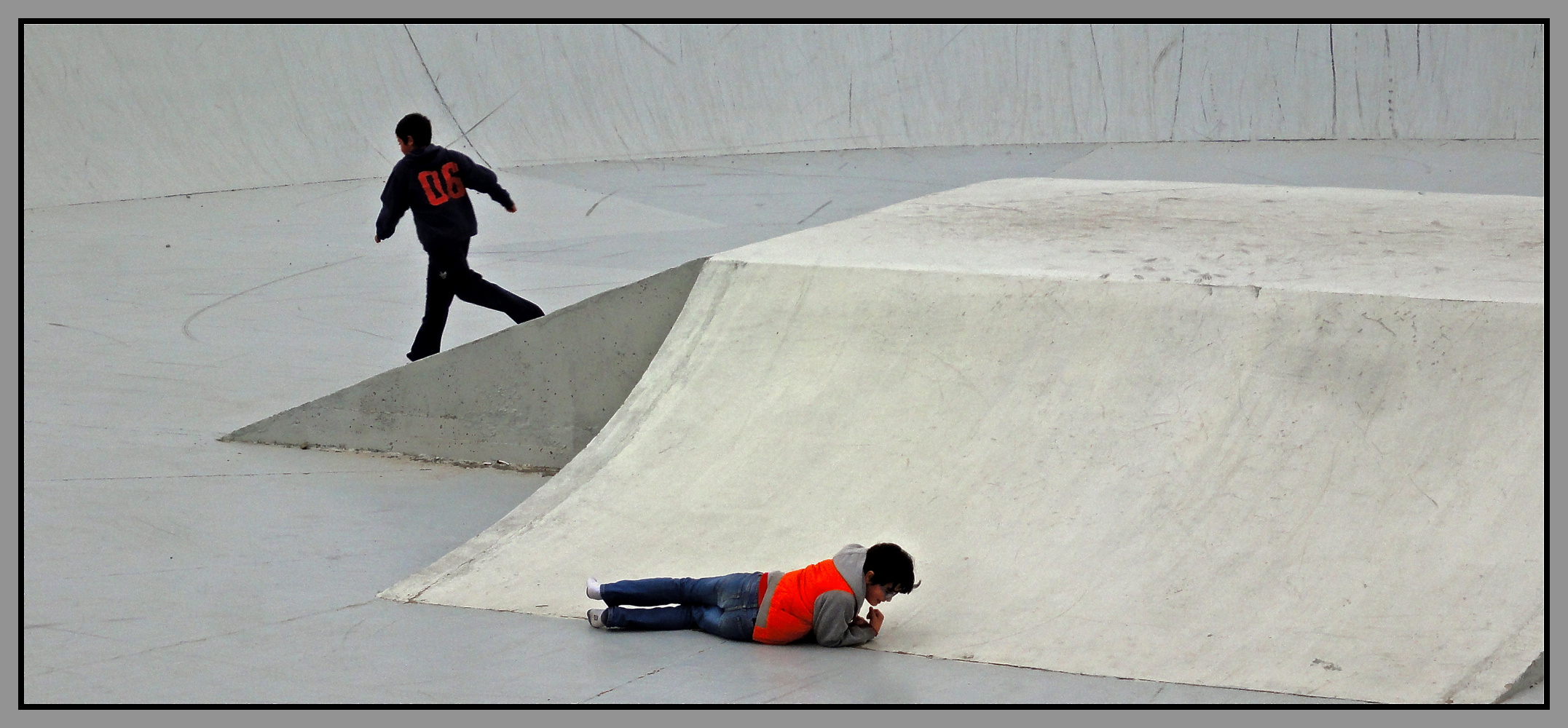 ... spielende Kinder in einer Skateranlage ...