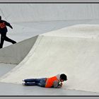 ... spielende Kinder in einer Skateranlage ...