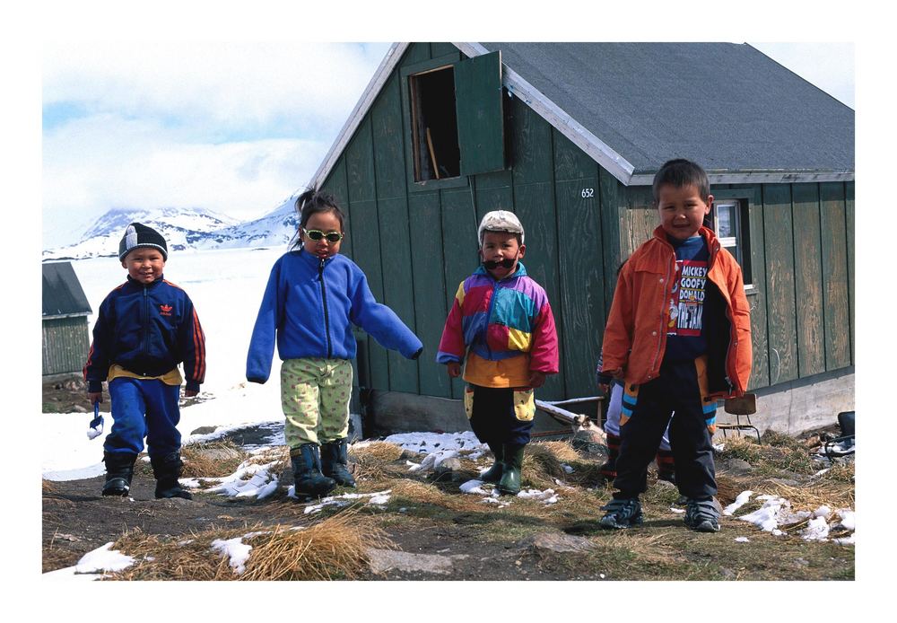 Spielende Kinder in Kulusuk