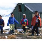 Spielende Kinder in Kulusuk