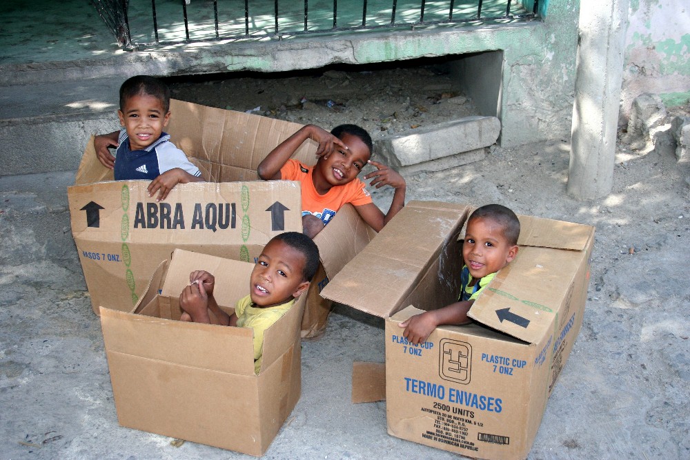 Spielende Kinder in San Pedro, Dominikanische Republik