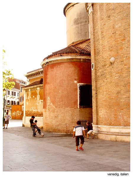 spielende kinder in venedig