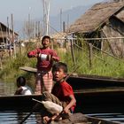 Spielende Kinder von Inle