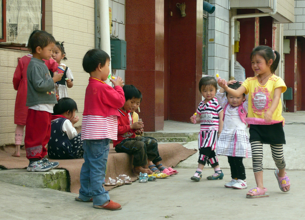 Spielende Kunminger Kinder