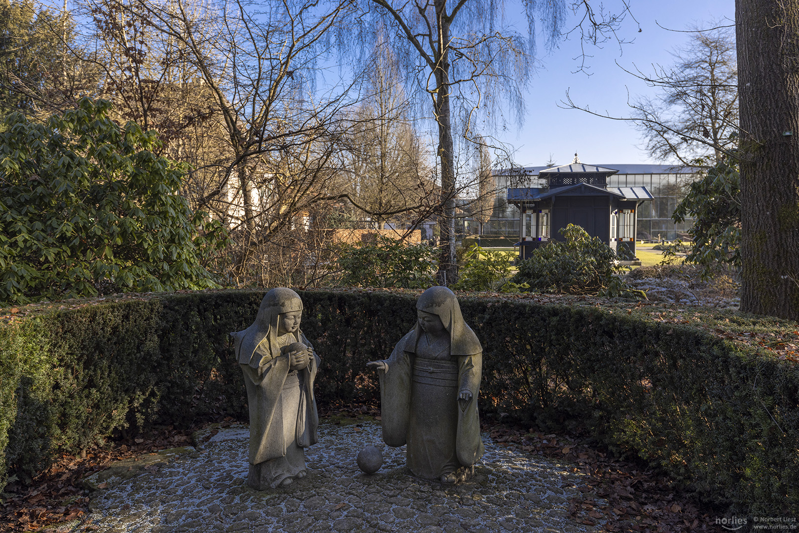 Spielende Mädchen Skulptur