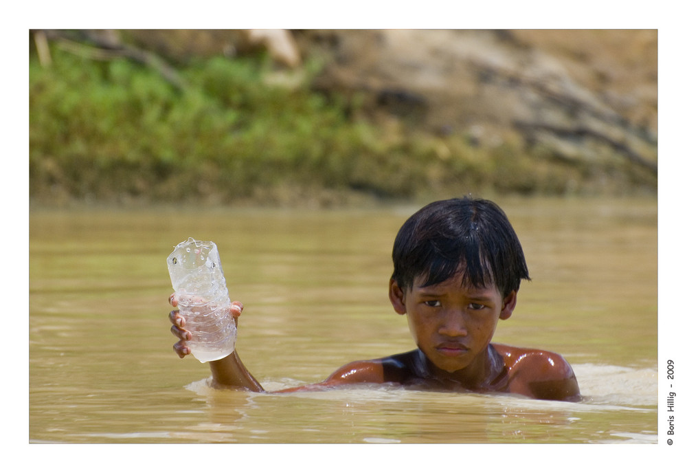 Spielendes Kind in Kambodscha
