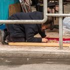 Spielendes Kind zwischen Marktständen