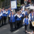 Spielmannzug Sinzig mit Barbarossa und Gefolge im Hintergrund