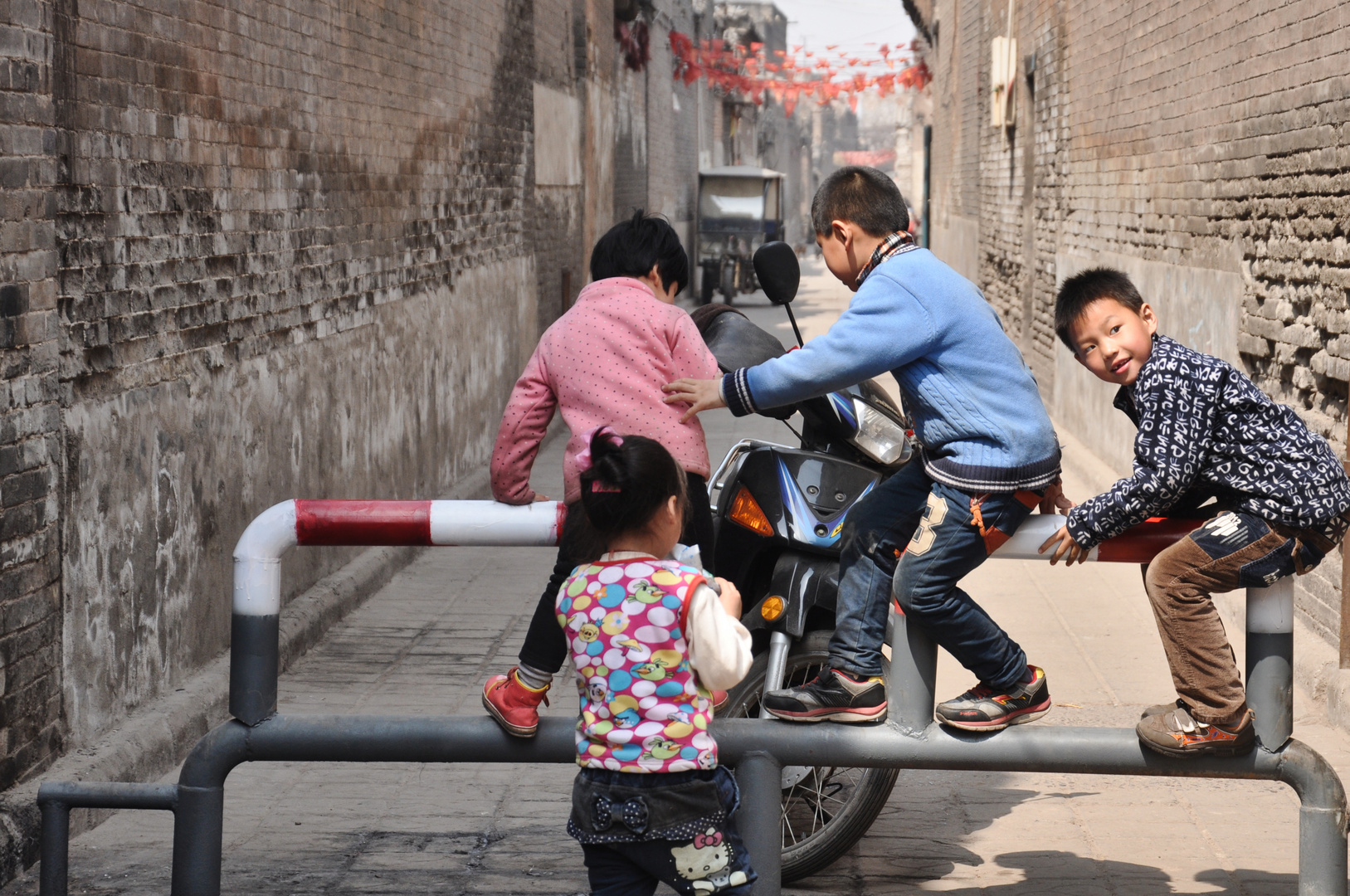 "Spielplatz" in Pingyaos Gassen - China Pingyao Shanxi Provinz