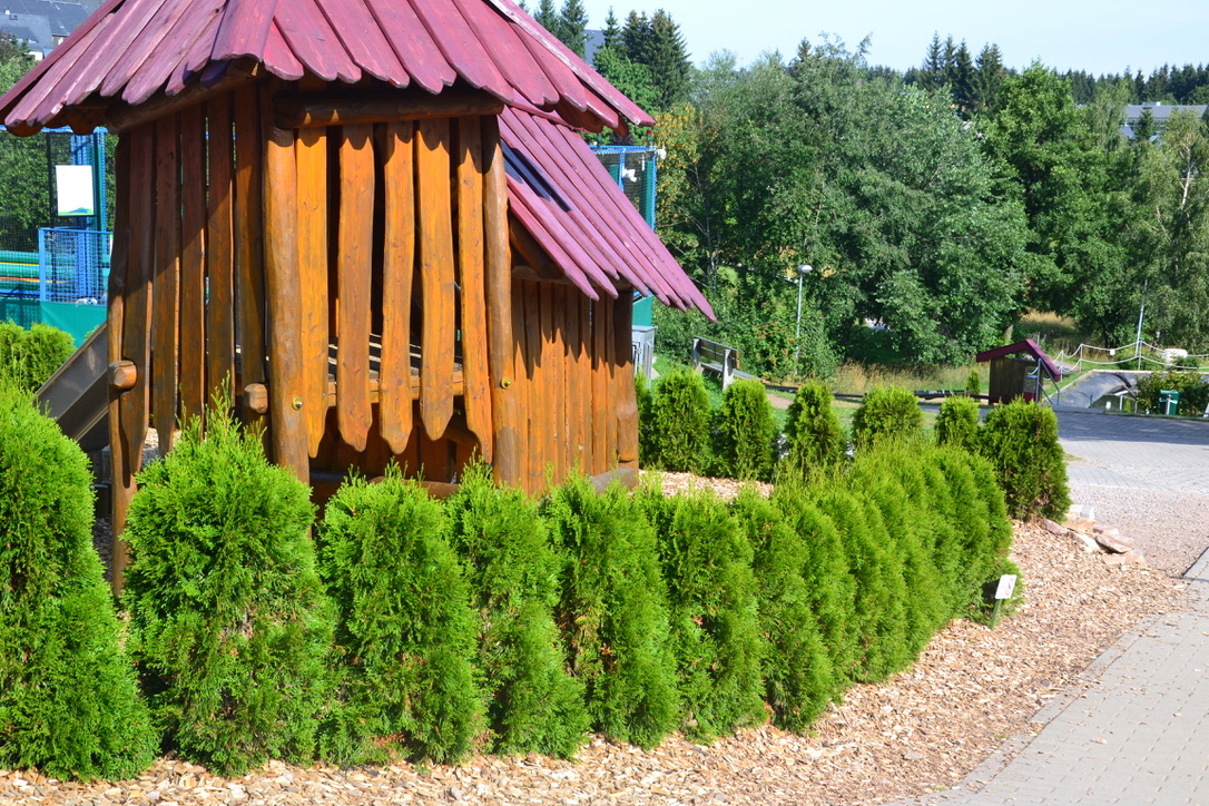 Spielplatz mit Rutsche neben Gasthaus "Rodelklause"…