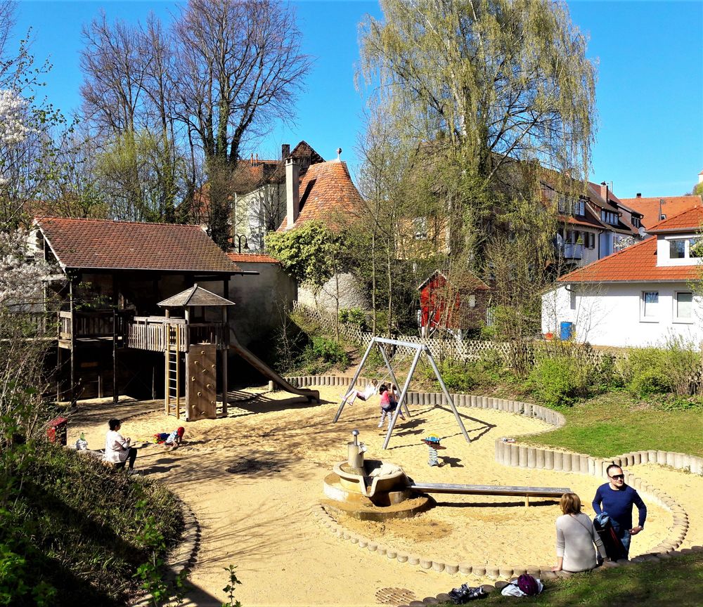 Spielplatz neben und unter der Holzbrücke in Ellwangen