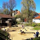 Spielplatz neben und unter der Holzbrücke in Ellwangen