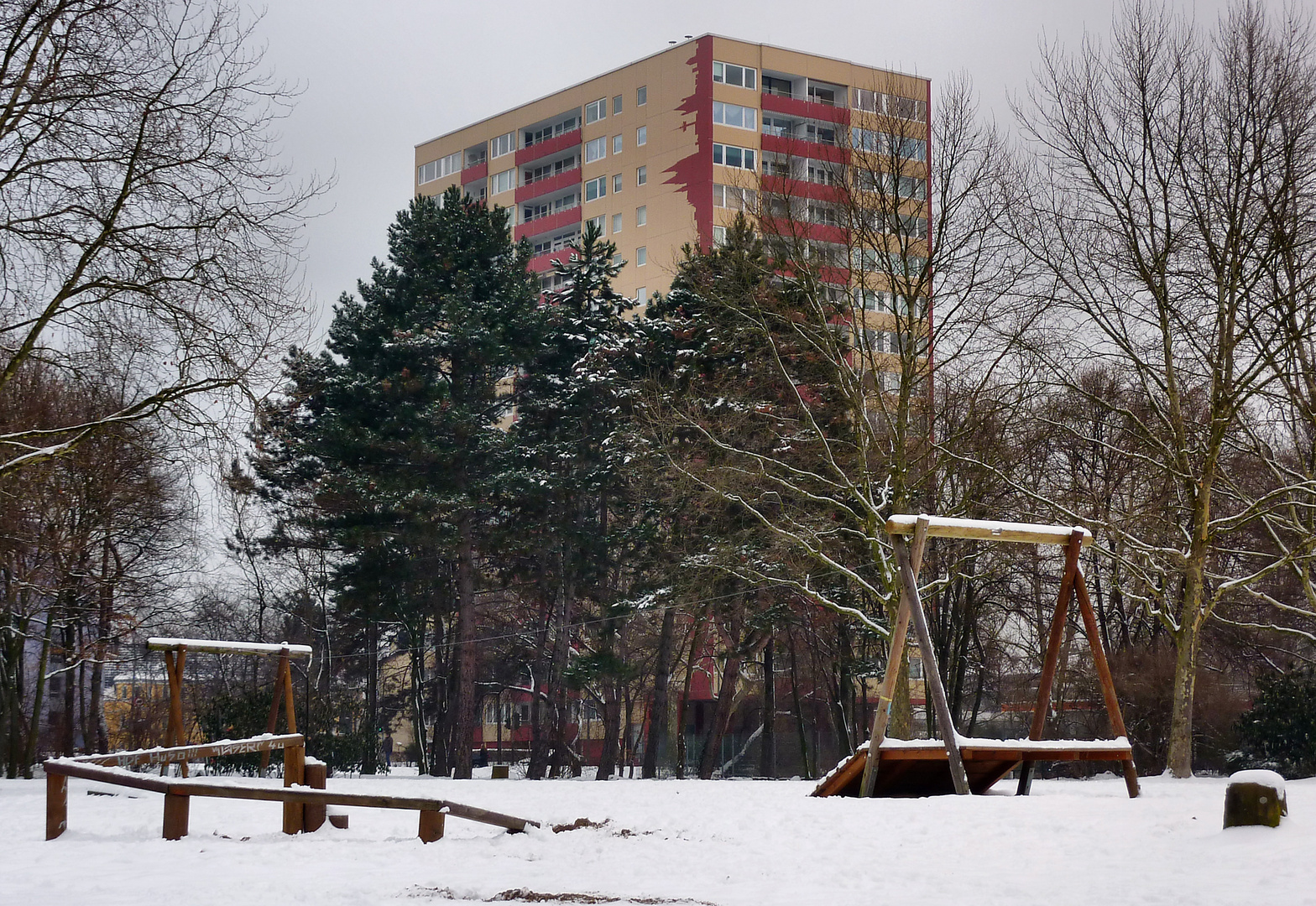 Spielplatz vor Hochhaus