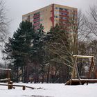 Spielplatz vor Hochhaus