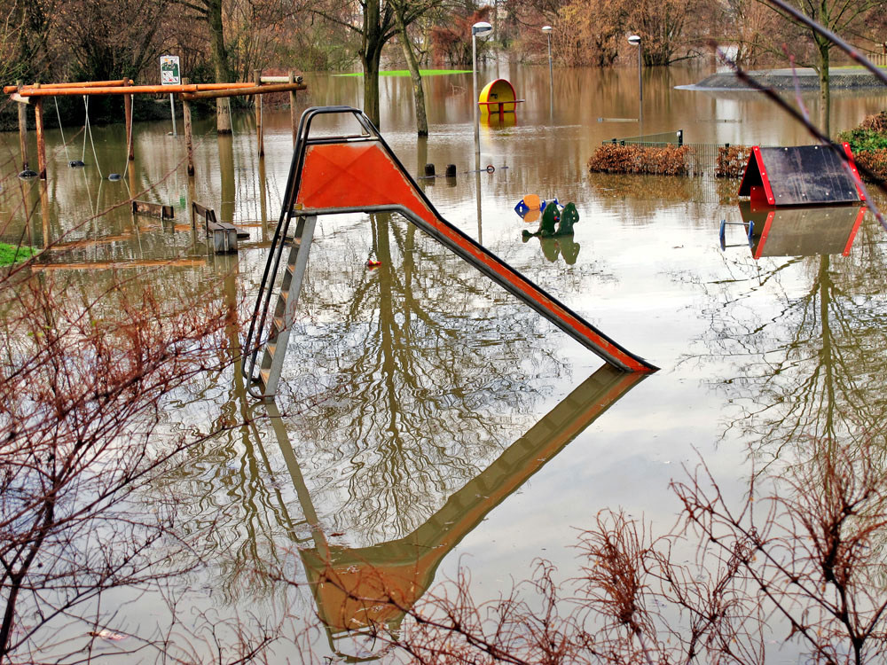 Spielplatz, wasserfeste Kleidung ist ratsam