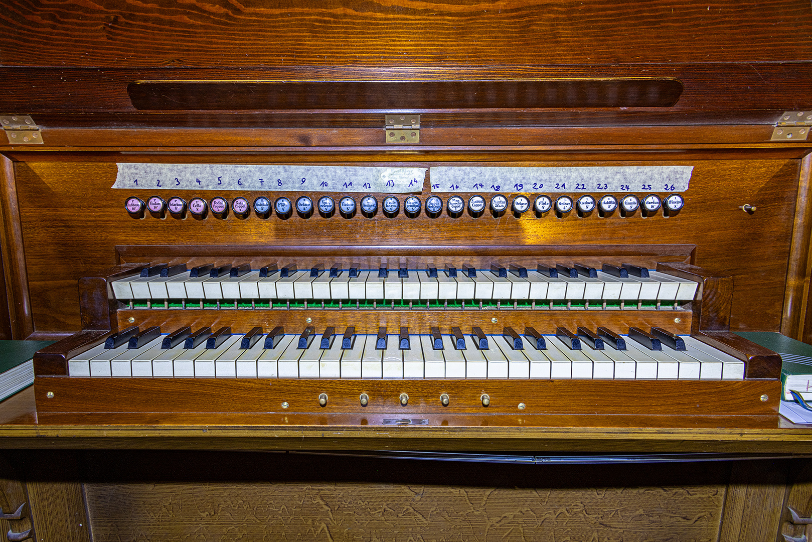 Spieltisch der Röver-Orgel...