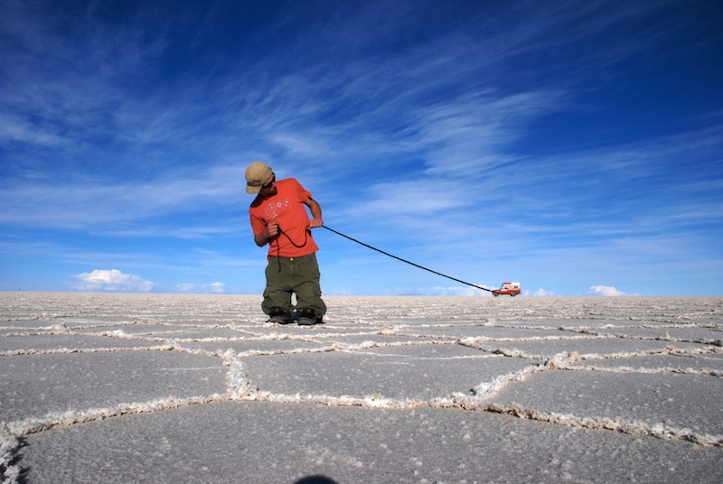 Spielzeugauto auf dem Salar de Uyuni