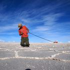 Spielzeugauto auf dem Salar de Uyuni