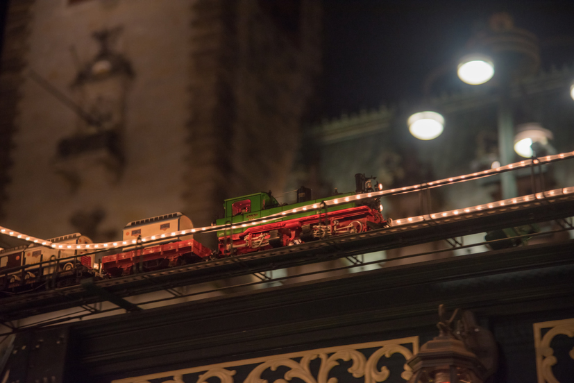 Spielzeugeisenbahn auf dem Weihnachtsmarkt am Hamburger Rathaus