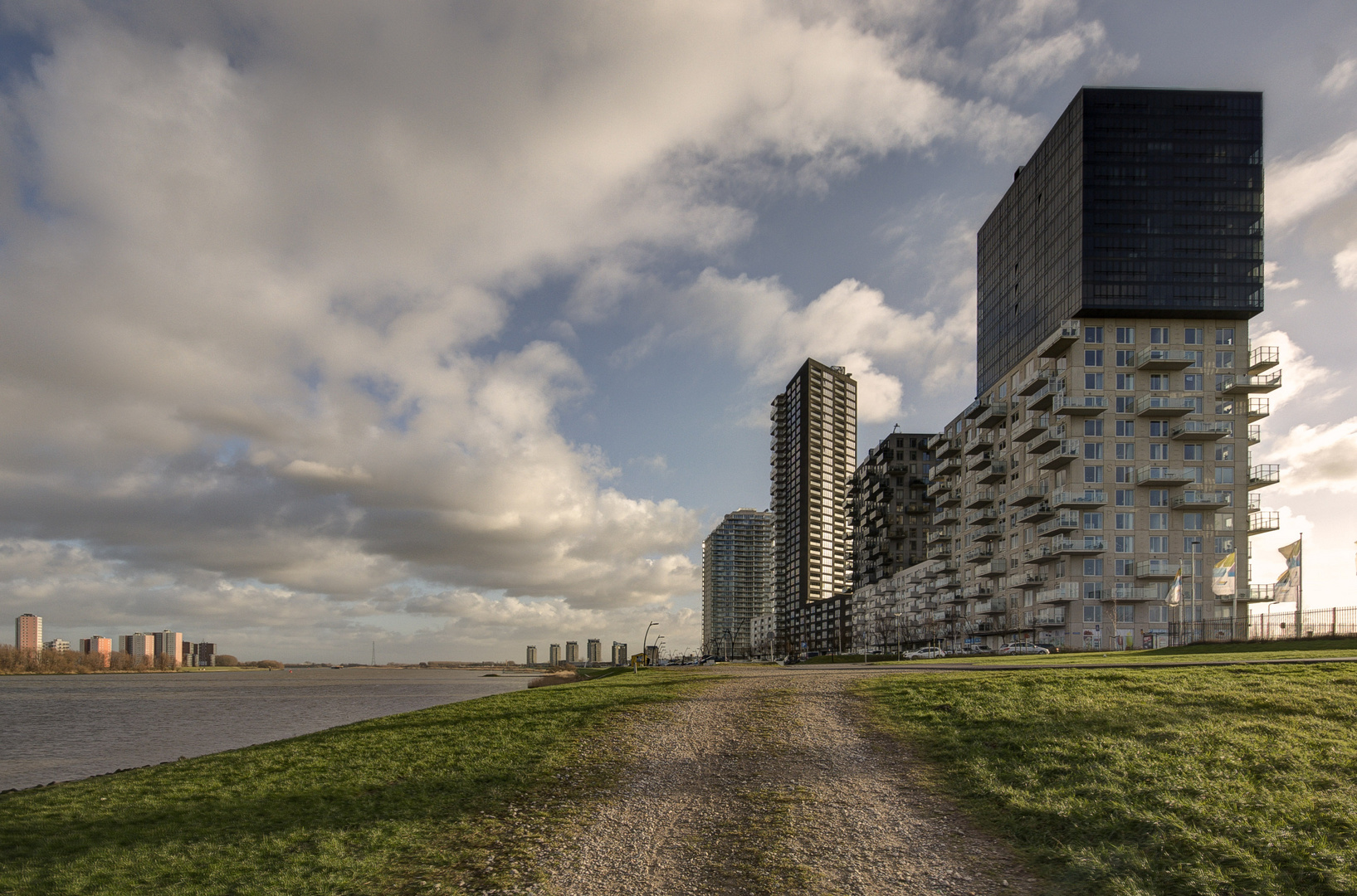 Spijkenisse - Hongerlandsedijk - Flats "De Vier Werelden" - 01