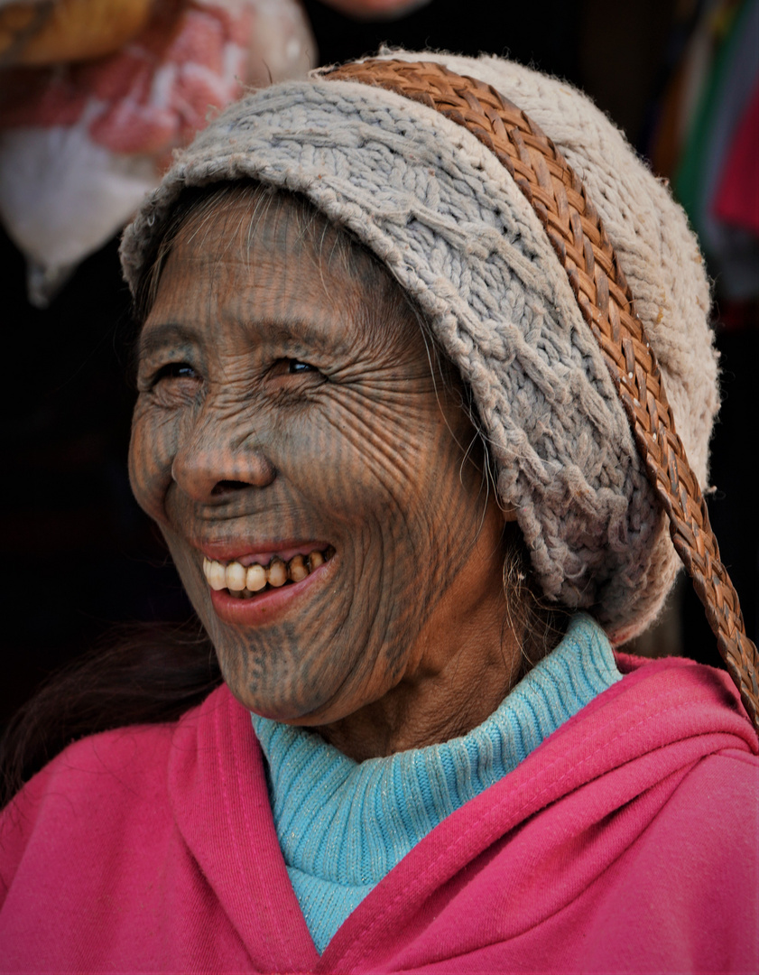 Spinnennetzfrau aus Kampelet, Myanmar