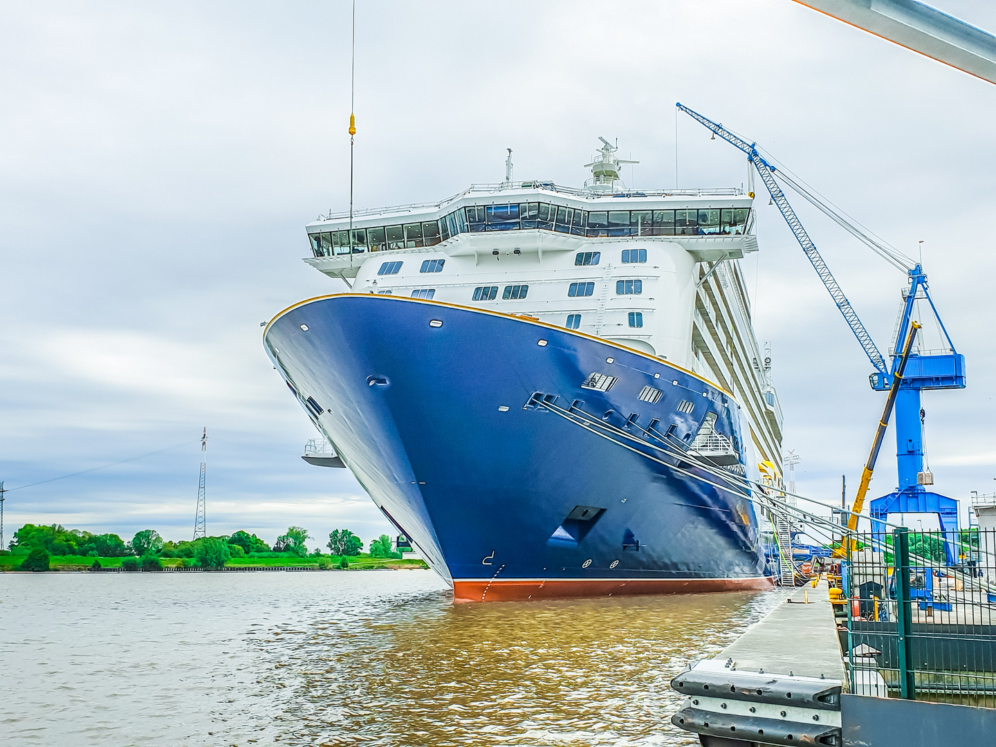 Spirit of Discovery an der Meyer-werft in Papenburg