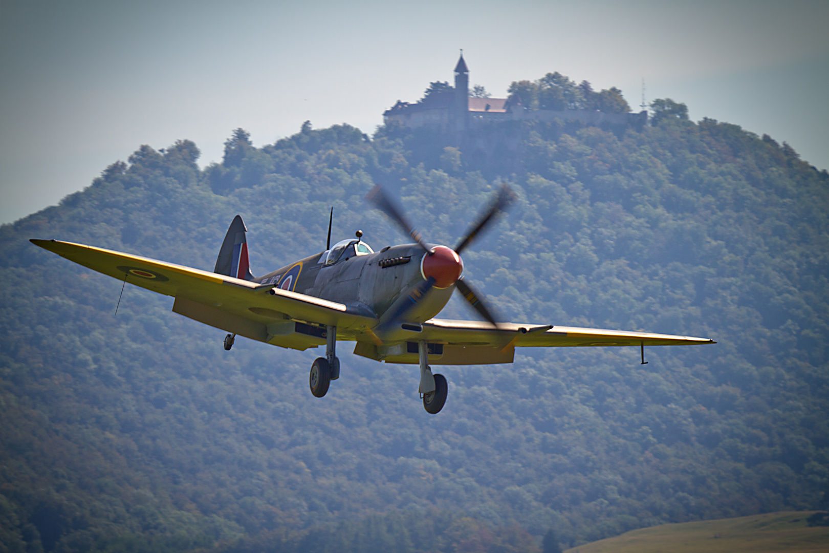 Spitfire vor der Burg Teck