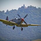 Spitfire vor der Burg Teck