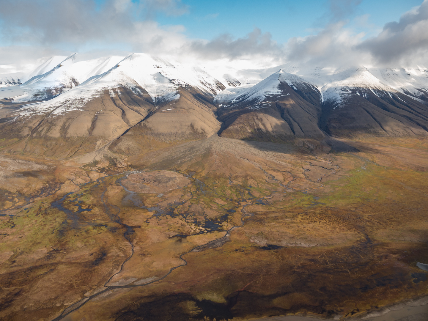 Spitzbergen, herbstliche Tundra von oben.