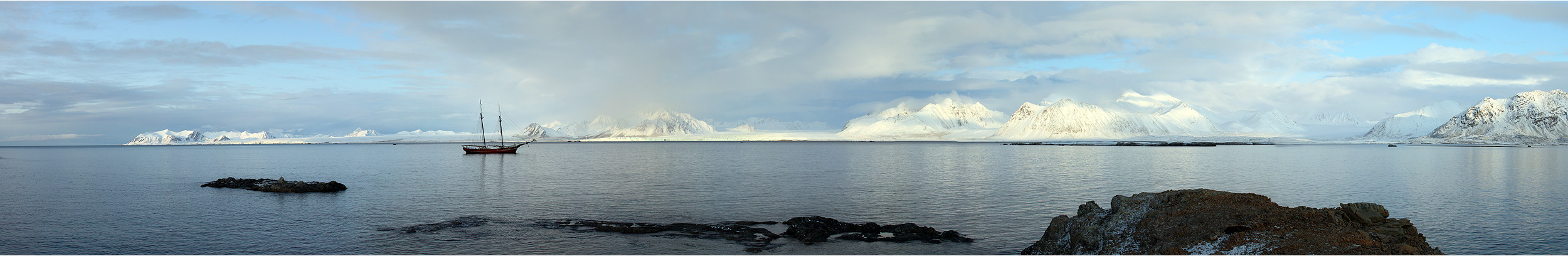 Spitzbergen Panorama mit Segelschiff