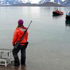 Spitzbergen12 - unsere Beschützer (vor dem Eisbär)