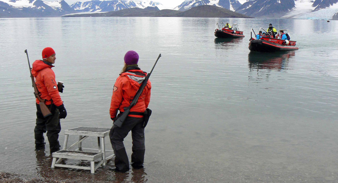 Spitzbergen12 - unsere Beschützer (vor dem Eisbär)