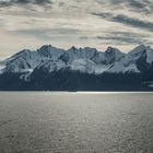 Spitze Berge vor dem Abendhimmel