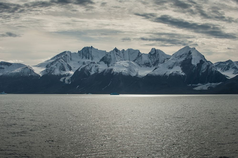 Spitze Berge vor dem Abendhimmel