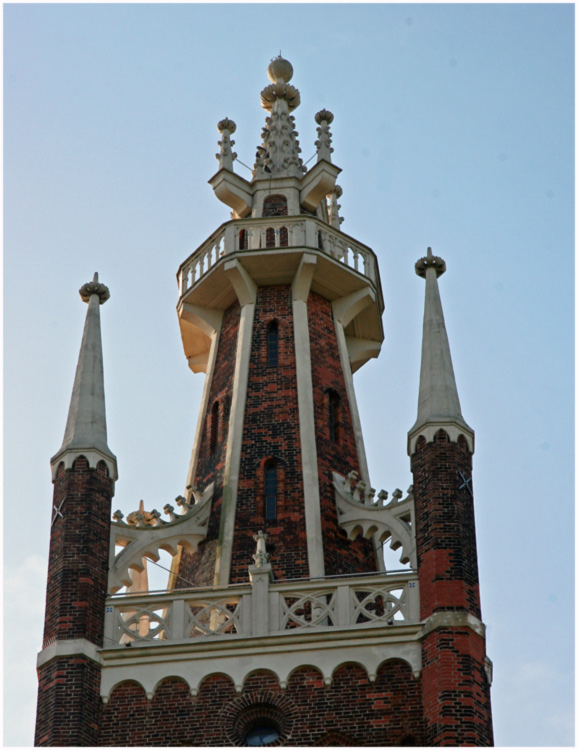 Spitze des Bibelturms in Wörlitz (Gegenlichtaufnahme)