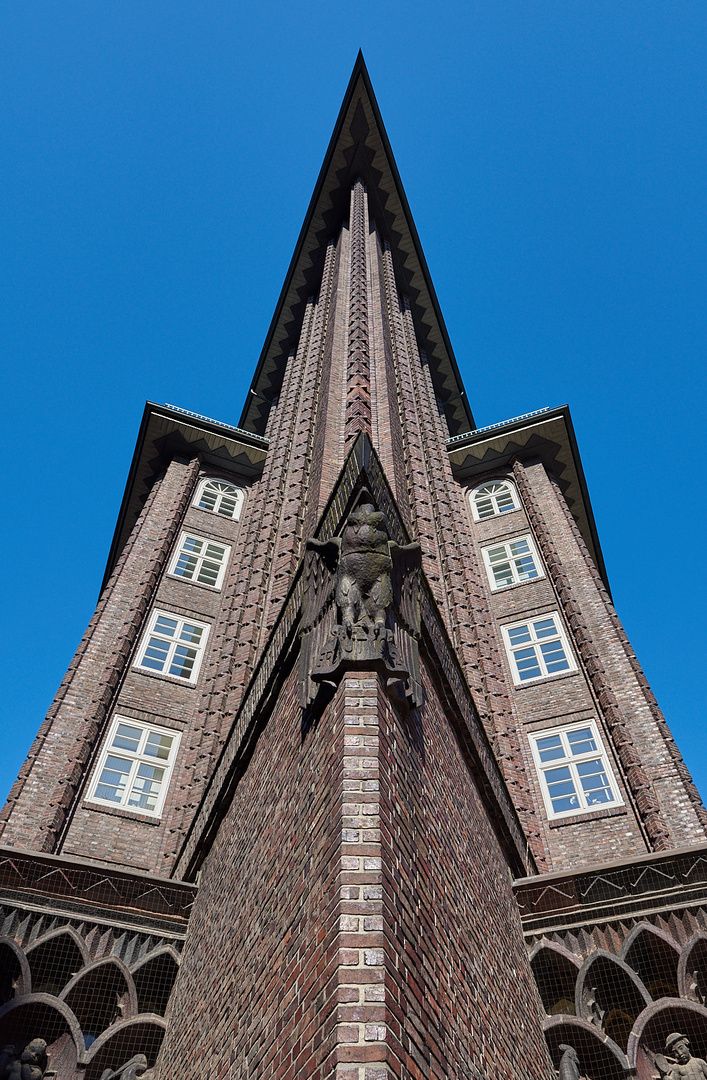 Spitz(e) mittig...wollte schon immer ein Spitzenbild in der fc haben... :-).  Das Chilehaus,..