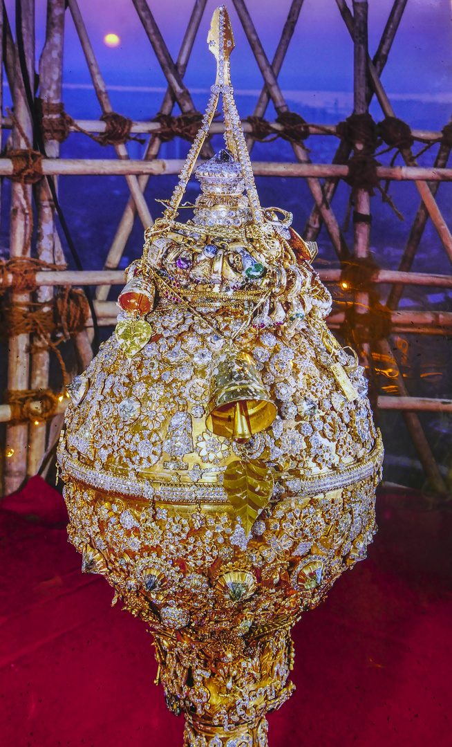 ...Spitze und 76 karätiger Diamant der Swedagon - Museuumsblicke...