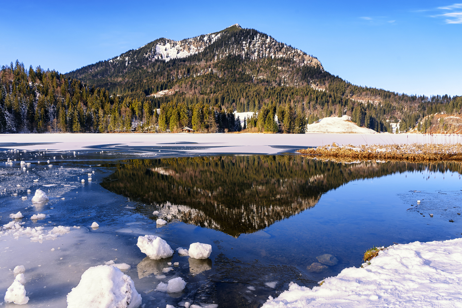 Spitzingsee im Winter - Blick vom Ort über den See