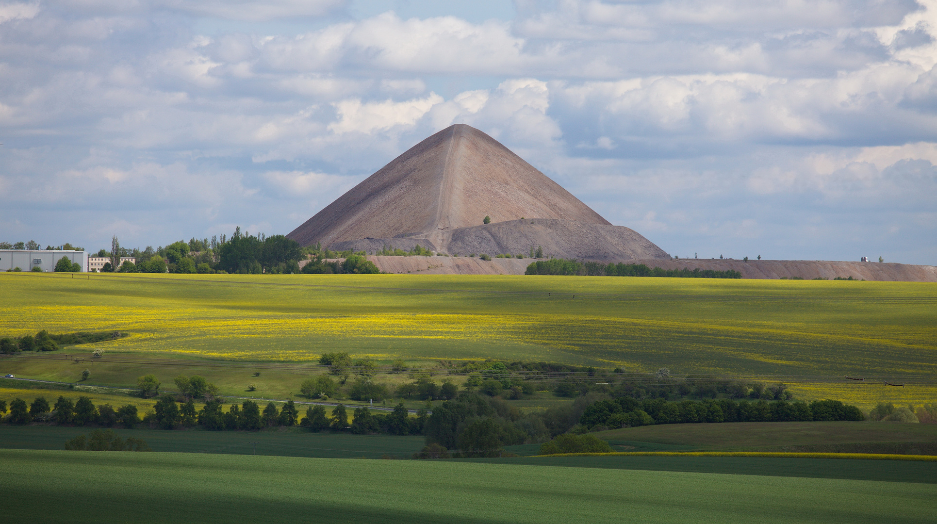 Spitzkegelhalde - Denkmal des Mansfelder Kupferschiefer-Bergbaues