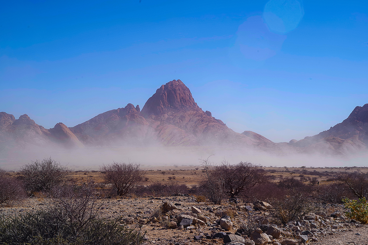 Spitzkoppe im Sandsturm, Namibia